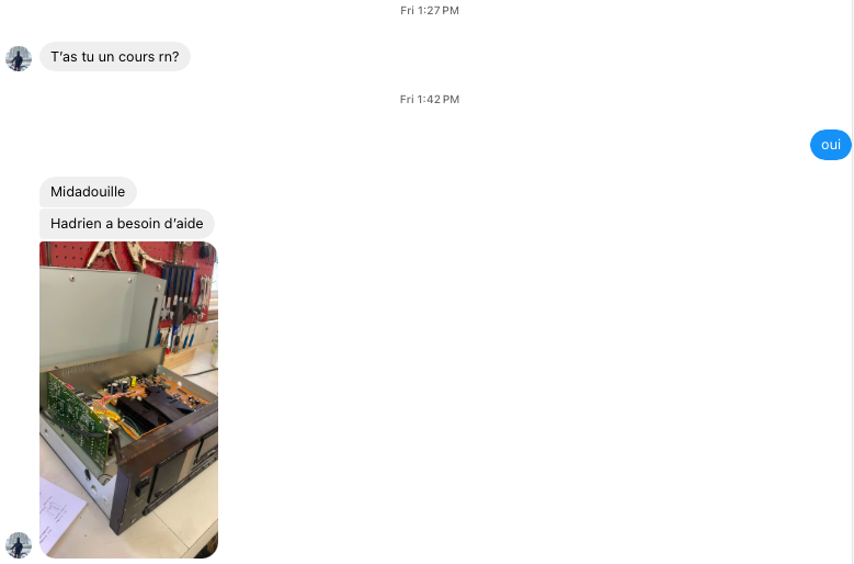 Instagram DM screenshot, from another friend on Friday at 1:34PM : T'as un cours rn?, I respond "oui", he responds at 1:42 PM, "Maidadouille, Hadrien a besoin d'aide", along with a picture of the CD player open on a table.